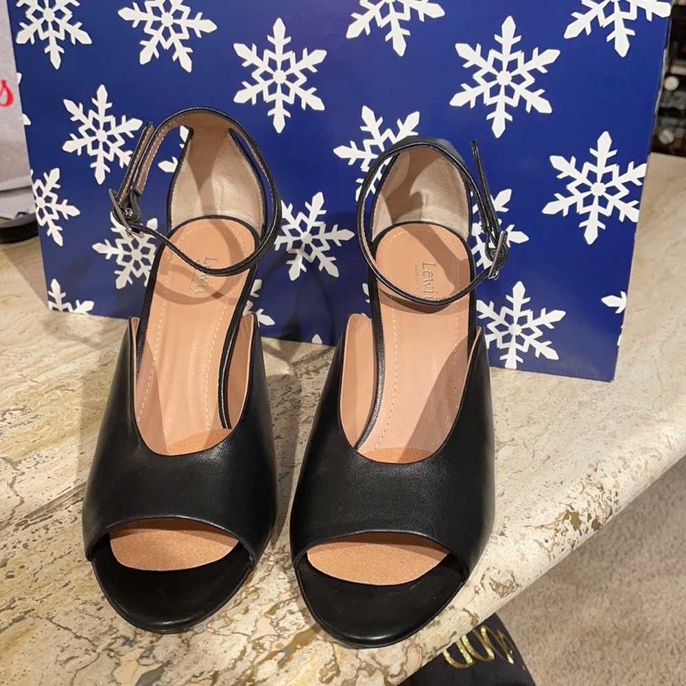 Beautiful “ LEWIT” Ankle strap Sandal.  Made in Italy.  Size 37.  Black